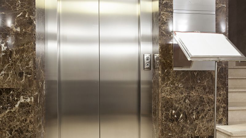 毕节电梯公司讲解电梯变频器的维护方法